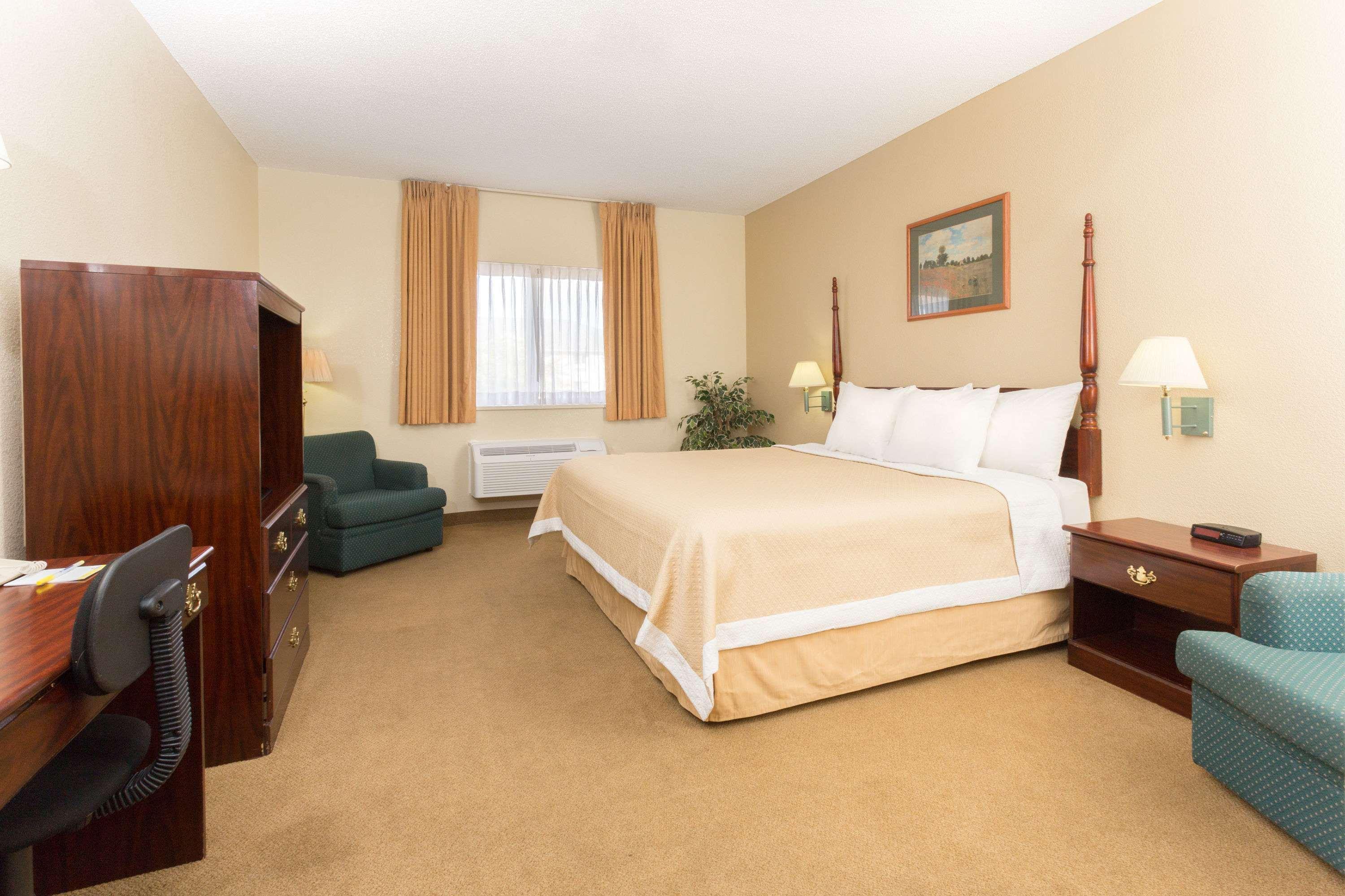 Hotel Days By Wyndham Airport